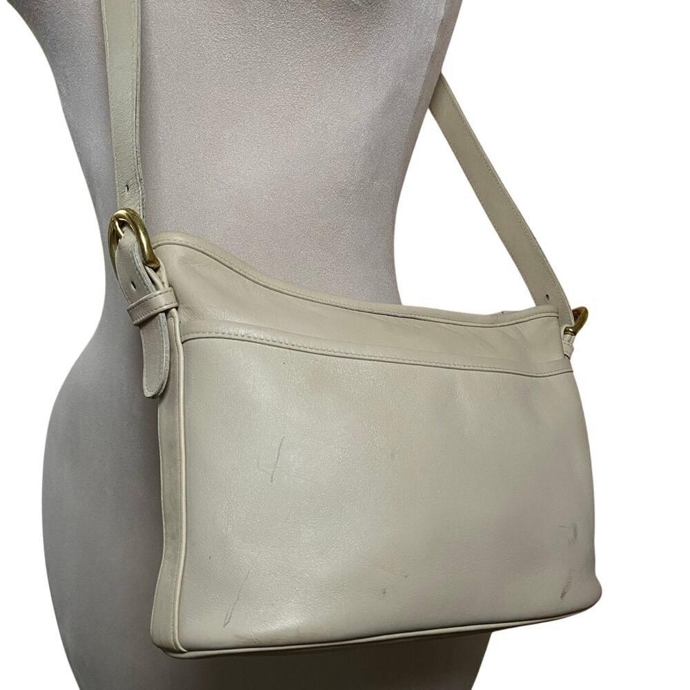 VNTG 1994 Off-White Cowhide Leather Authentic Coach Made in USA Legacy Crossbody